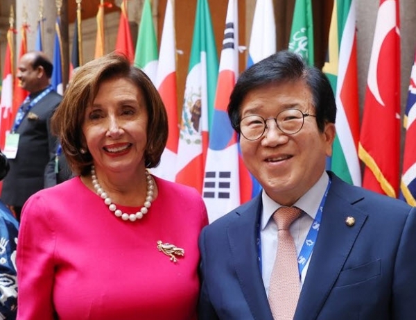 박병석 국회의장과 함께 국제행사에 참석한 낸시 펠로시 미 연방 하원의장(왼쪽). (사진=대한민국 국회)