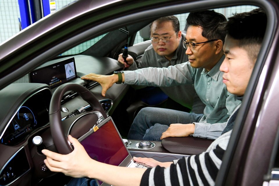 현대자동차그룹 연구원들이 ‘커넥티드 카 인공지능 음성인식 기술’을 자동차에서 시험하는 모습. [사진=현대자동차그룹]