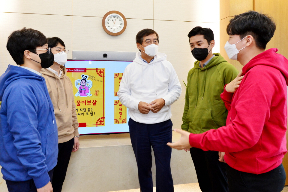 신학철 LG화학 부회장(가운데)이 서울 여의도 LG트윈타워 집무실에서 MZ세대 멘토들과 소통하는 모습. [사진=LG화학]