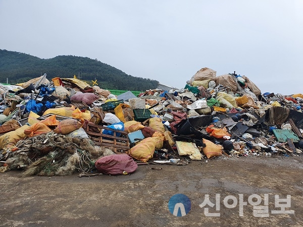 태안군 신진도 앞 부억도에 위치한 중간 집하시설에 각종 해양쓰레기가 다량 적치돼 있는 모습.(사진=태안군)