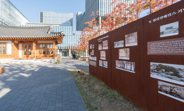서울 강서구 이대서울병원 보구녀관 앞 역사 사진전이 열렸다.(사진=이화의료원)