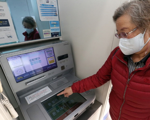 난곡지점에서 신한시니어 맞춤형 ATM을 사용 중인 모습. (사진=신한은행)