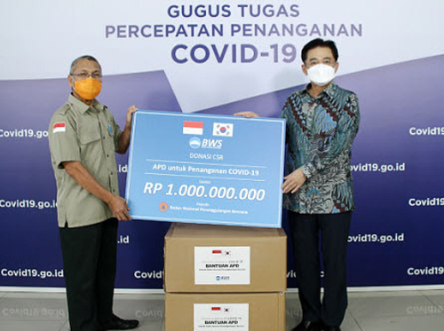 우리소다라은행이 인도네시아 방역 당국에 2020년 방호복 5000벌을 기부했다. (사진=우리은행)