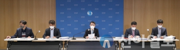 지난달 25일 한국은행 금융통화위원회 회의 뒤 한은 관계자들이 경제전망 기자설명회를 진행하고 있다 (사진=한국은행)