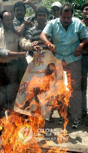 2007년 실파 셰티의 포스터와 리처드 기어의 인형을 불태우는 인도인.(사진=EPA/연합뉴스)
