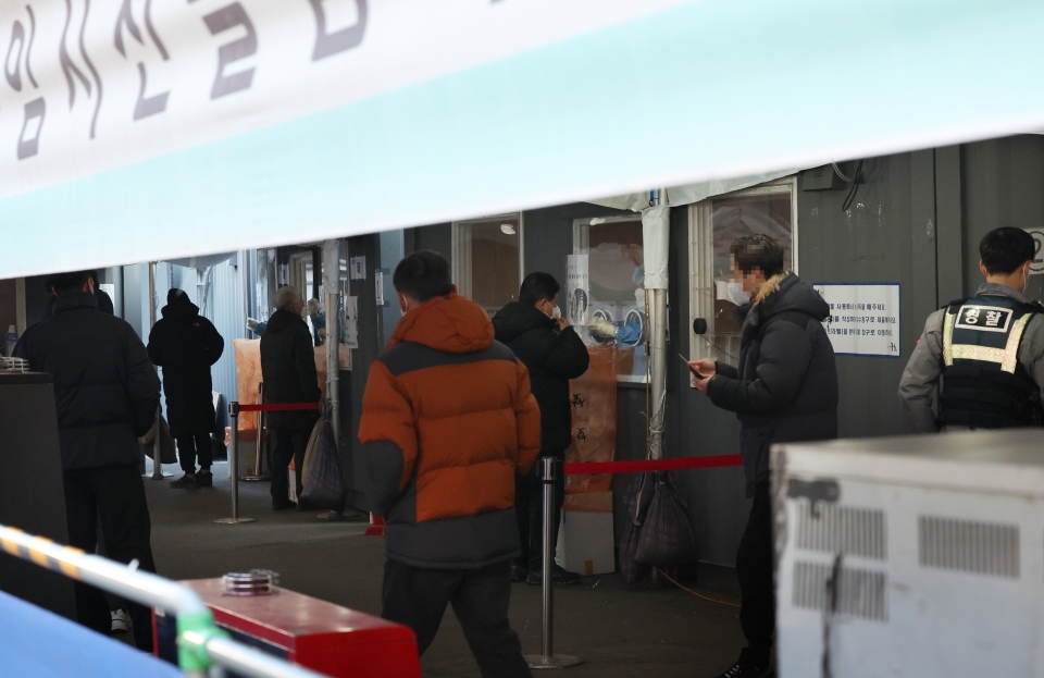 설날을 하루 앞둔 1월31일 오전 서울역광장에 마련된 코로나19 임시 선별검사소를 찾은 시민들이 검사를 받고 있다. [사진=연합뉴스]