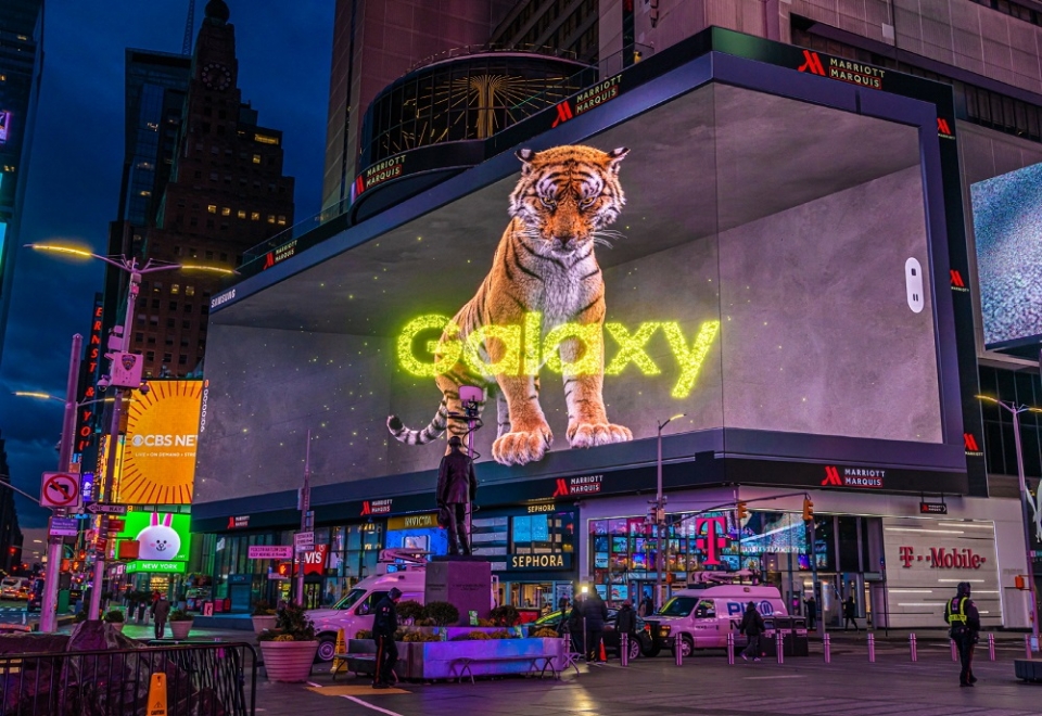 '삼성 갤럭시 언팩 2022'를 앞두고 미국 뉴욕 타임스스퀘어(Times Square)에서 진행 중인 3D 옥외광고 모습.[사진=삼성전자]