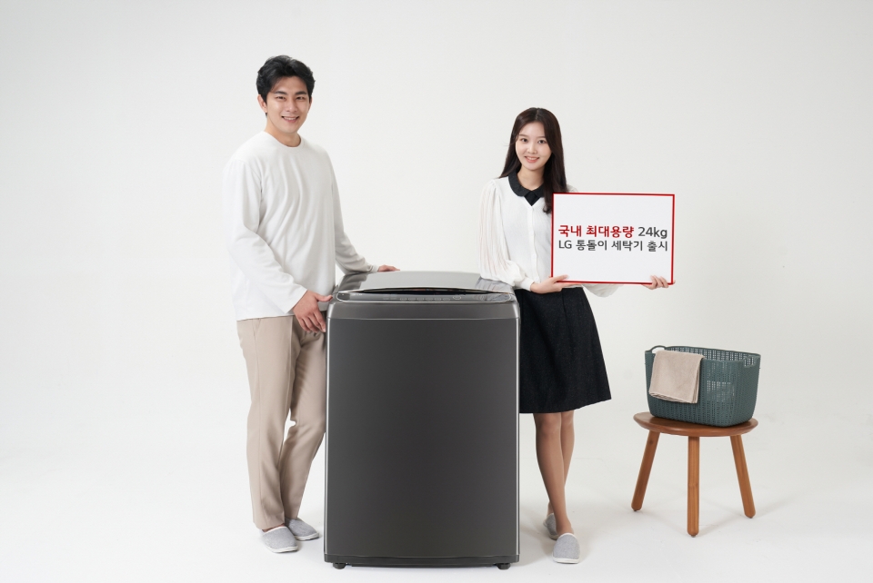 LG전자 모델들이 'LG 통돌이 세탁기' 신제품을 소개하고 있다.(사진=LG전자]