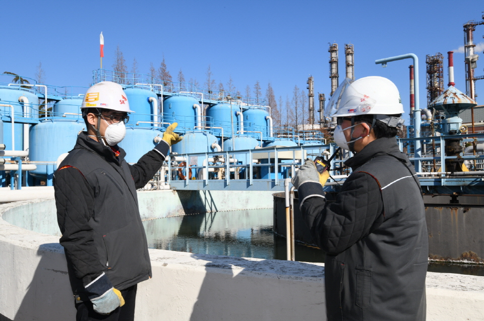 SK에너지 동력공장 구성원들이 제1종합폐수처리장 현장을 점검하는 모습. [사진=SK이노베이션]