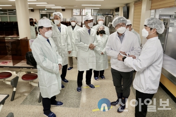 김기철 교육감(좌에서 첫번째)이 7일 천안신방중학교에 방문해 학교급식 종사자들을 격려하고 있다.(사진=충남교육청)