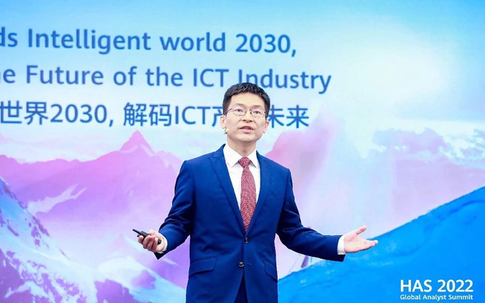 가빈 가이 화웨이 ICT 전략 및 비즈니스 개발 사업부 사장이 '인텔리전트 월드 2030 포럼'에서 기조연설을 하고 있다.[사진=화웨이]