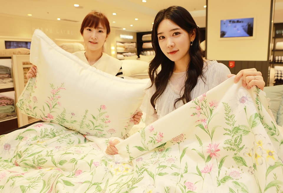 모델들이 롯데백화점의 '서머 베딩 페스티벌'에서 판매되는 여름 침구를 소개하고 있다.[사진=롯데쇼핑]