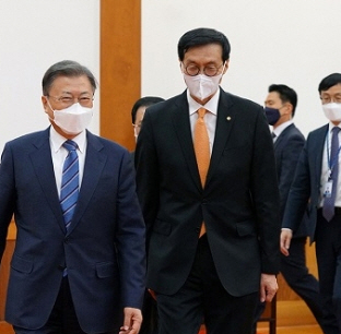 이창용 한국은행 총재(사진 가운데)가 지명 직후 문재인 대통령과 환담한 모습. (사진=청와대)