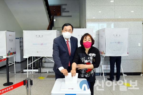 주낙영후보가 27일 부인 김은미씨와 함께 경주농업인회관에 마련된 6.1지방선거 사전투표장에서 한표를 행사하고 있다.