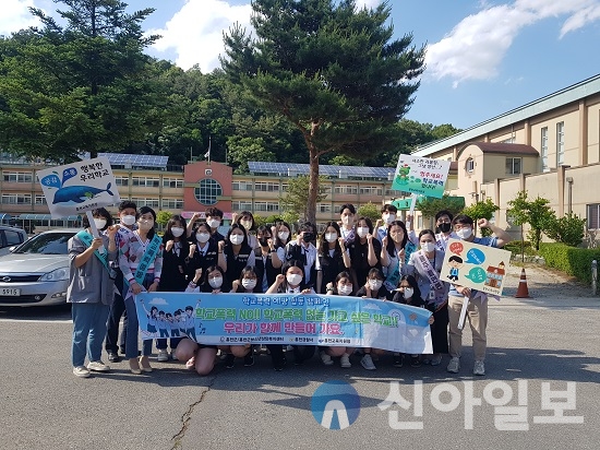 홍천군은 지난 5월 26일 홍천여자고등학교 일원에서 지역 내 유관기관과 함께 연합아웃리치 활동과 유해환경 단속 캠페인을 전개했다.