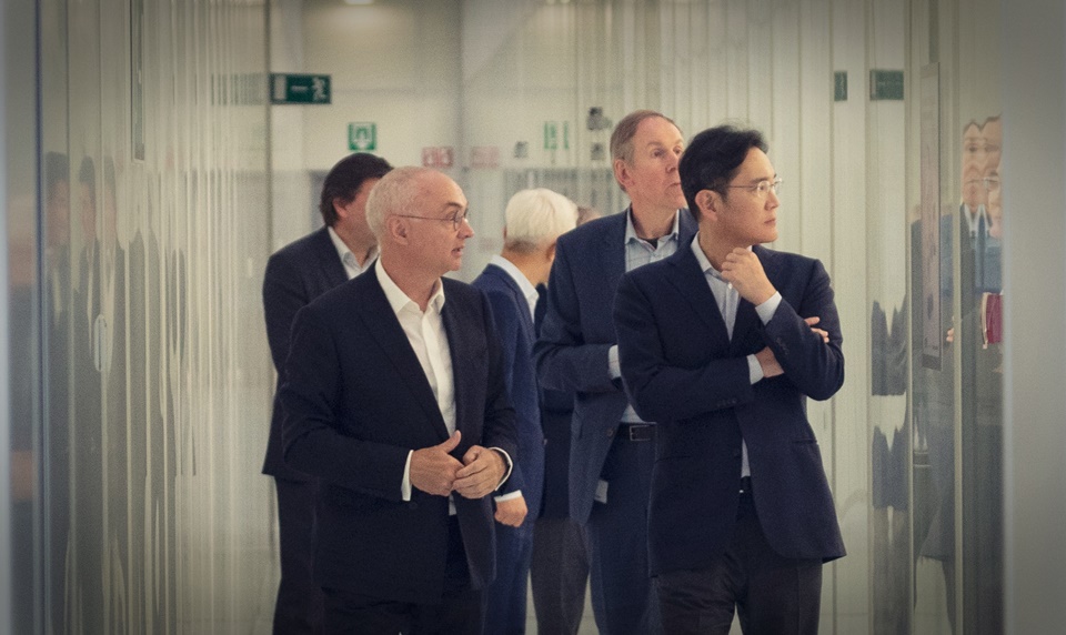 (오른쪽부터) 이재용 삼성전자 부회장이 15일(현지 시간) 벨기에 루벤(Leuven)에 위치한 imec을 방문해 루크 반 덴 호브(Luc Van den hove) imec CEO와 만나 미래 기술에 대해 논의하고 연구개발 현장을 살펴봤다.[사진=삼성전자]