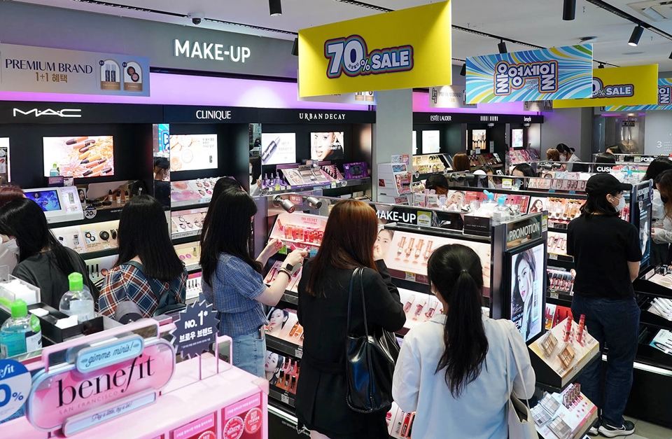 2022년 6월 '올영세일' 첫날인 2일 강남 플래그십을 찾은 소비자들이 쇼핑을 즐기고 있다.[사진=CJ올리브영]
