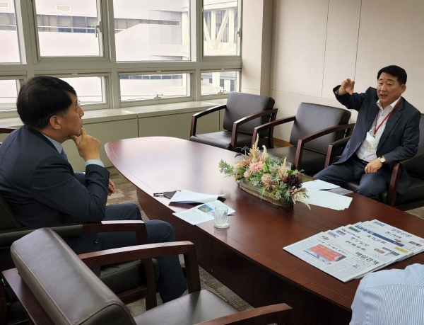 서철모 대전서구청장 당선인(오른쪽)이 20일 장영진 산자부 제1차관을 접견해 지역 정책을 논의하고 있다.