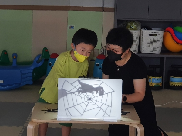 서울 노원구가 영유아의 공감각 능력 및 창의력 증진을 위해 지역 어린이집 원아를 대상으로 ‘찾아가는 그림자놀이 프로그램’을 운영한다. (사진=노원구)