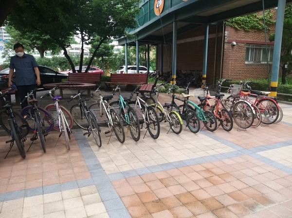 서울시 송파구는 자전거 이용 활성화를 위해 무단 방치된 자전거를 수거해 정비한 재활용 자전거 90여 대를 관내 중·고등학교에 기증했다. 사진은 잠신고등학교. (사진=송파구)