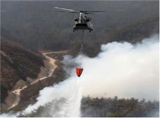육군항공사령부 CH-47(치누크)헬기가 삼척 대형산불 진화를 위해 물을 뿌리고 있다.