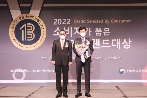 (오른쪽)이창우 보람상조개발 대표이사가 '2022 소비자가 뽑은 올해의 브랜드대상'에서 기념 촬영을 하고 있다. (사진=보람그룹)