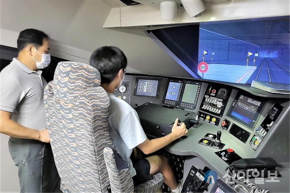 SR 시민안전체험단이 3일 서울시 강남구 SR 운전교육센터에서 SRT 운전시뮬레이터를 체험했다. (사진=SR)