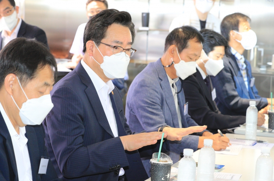 정황근 농식품부 장관(왼쪽 두번째)이 3일 서울 엔씽 본사 1층에서 스마트팜 업계와 간담회를 가졌다. [사진=농식품부]