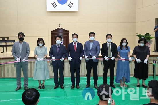 신영재 홍천군수는  홍천고등학교에서 개최된 체육관 정직관 개관식에 참석했다.