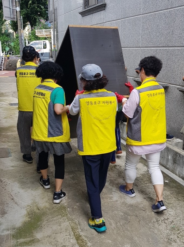 서울 영등포구는 최근 기록적인 폭우로 인해 침수된 지역의 감염병 및 해충 확산을 막기 위해 집중 방역을 실시하고 있다고 21일 밝혔다. (사진=영등포구)