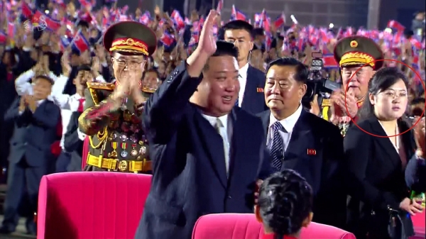 최근 김정은 북한 국무위원장의 공개활동에서 의전을 담당하는 새로운 수행원의 얼굴(빨간 동그라미)이 조선중앙TV에 포착됐다.(사진=연합뉴스)