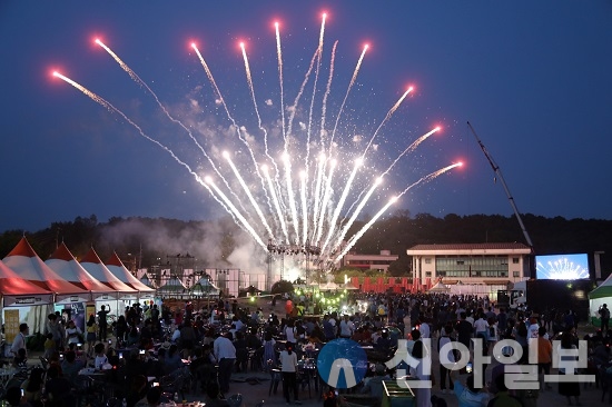 홍천 반곡초등학교는 27일 오전 운동장에서 홍천오카리나 앙상블(지휘 강성현)의 연주로 ‘등굣길 음악회’를 개최했다