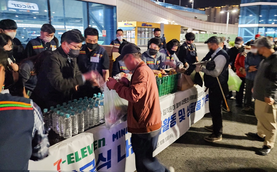 세븐일레븐·미니스톱 경영주·임직원들이 대전에서 무료급식 나눔 봉사활동을 하고 있다.[사진=코리아세븐]