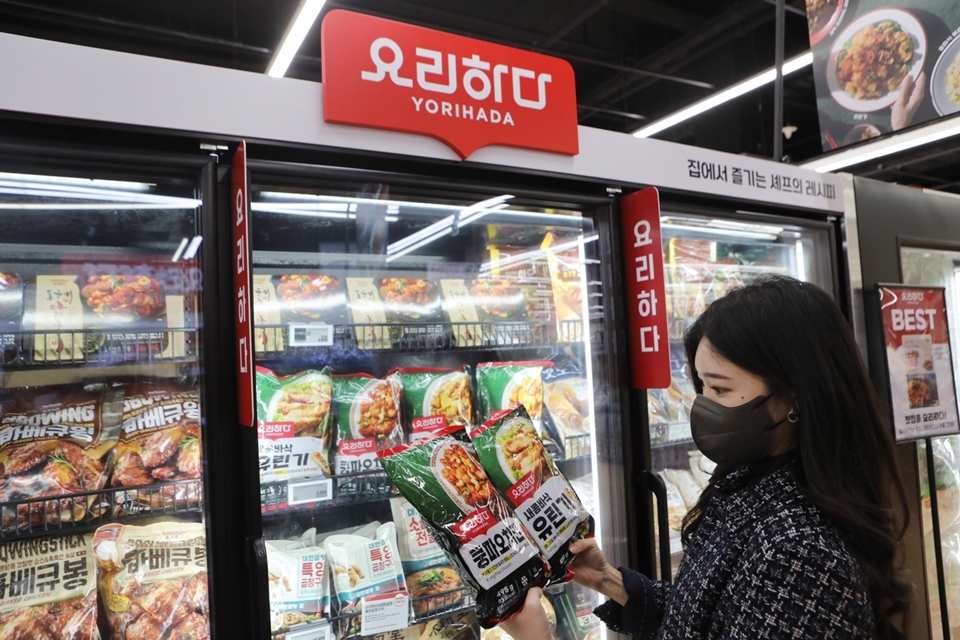 한 소비자가 롯데마트 김포공항점 냉장냉동식품 코너에서 '요리하다' 상품을 살펴보고 있다.[사진=롯데쇼핑]
