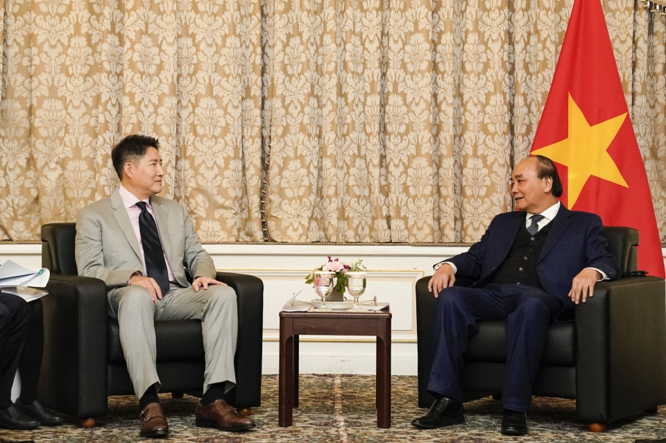 조현준 효성 회장(왼쪽)이 응우옌 쑤언 푹 베트남 국가주석(오른쪽)을 만나 지속적인 투자와 사업확대 방안을 논의하는 모습. [사진=효성]