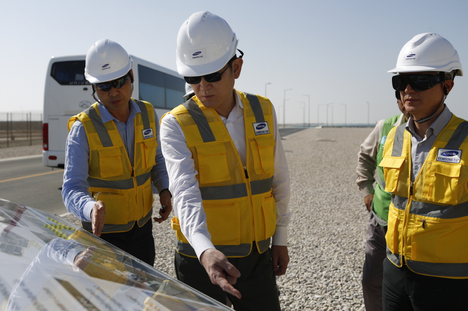 이재용 삼성전자 회장이 6일(현지시간) 아랍에미리트(UAE) 아부다비 알 다프라주에 위치한 바라카 원자력 발전소 건설 현장을 방문해 직원들에게 공사 상황에 대해 설명 듣는 모습. [사진=삼성전자]
