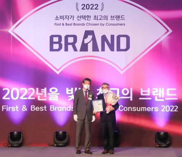 김재영 하나손해보험 대표(오른쪽)는 지난 15일 '소비자가 선택한 2022 최고의 브랜드 대상' 시상식에서 자동차보험 부문 대상을 받고 기념 촬영을 하고 있다. (사진=하나손해보험)