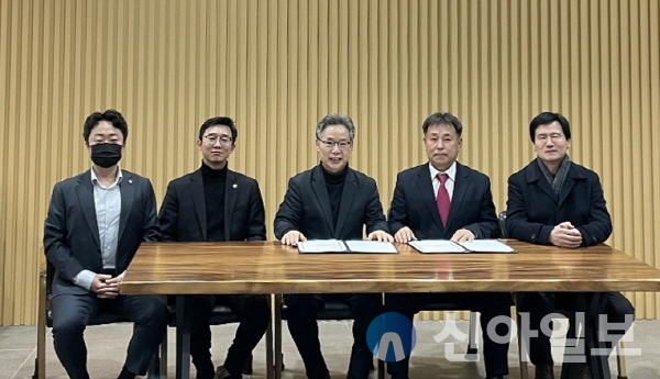 양진영 대표변호사(가운데)가 지난 1일 한국마사회 한우리노동조합과 업무협약식을 갖고 기념촬영을 하고 있다. (사진=법무법인 온누리)