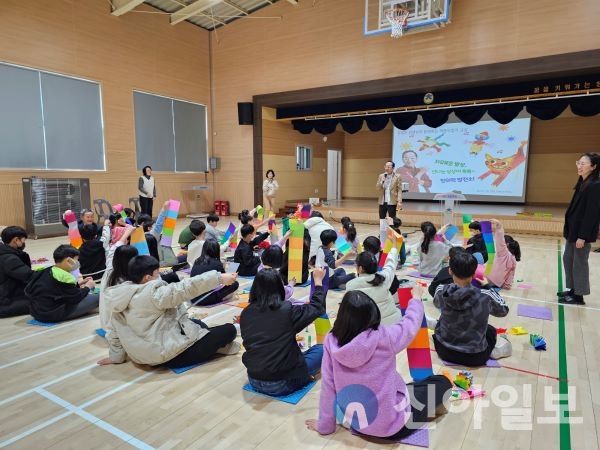 홍천 창촌초등학교는 20일(월), 한국의 밥 로스로 불리는 김영만 종이문화재단 평생교육원 원장과 함께 종이접기 특강을 개최하였다
