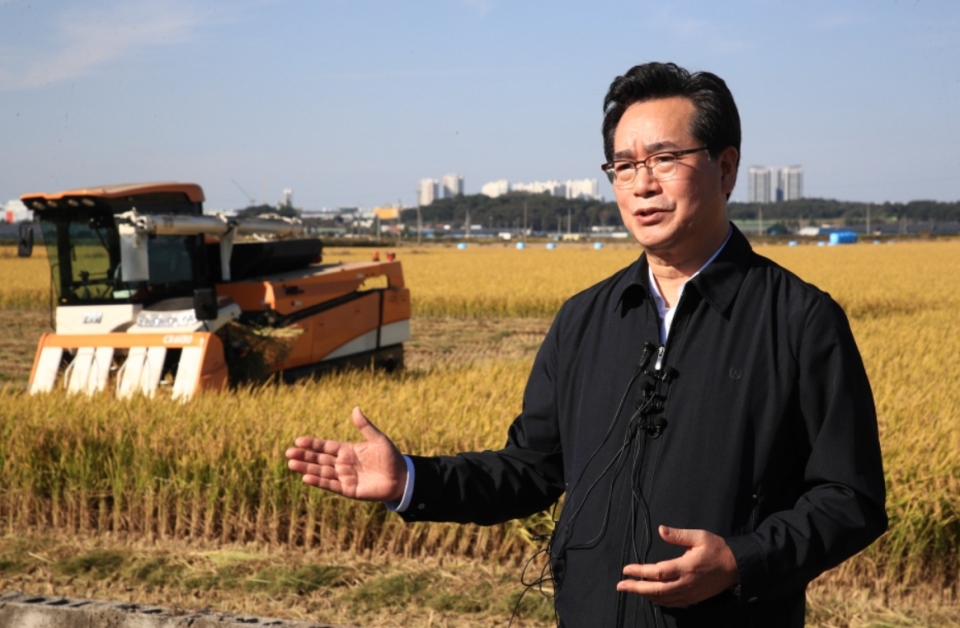 정황근 농식품부 장관이 지난해 10월 전라북도 익산의 가루쌀 재배 현장을 찾은 모습. [사진=농식품부]