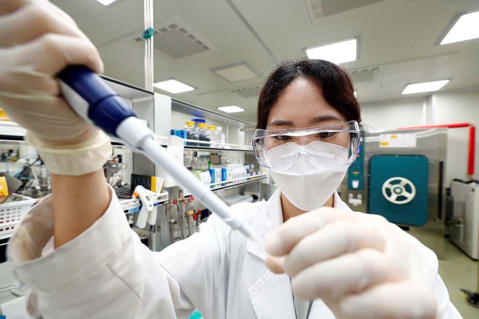 지난해 7월 경기 성남시 분당구 SK바이오사이언스 연구소에서 연구원이 코로나19 백신 개발 연구를 하고 있다.[사진=연합뉴스]