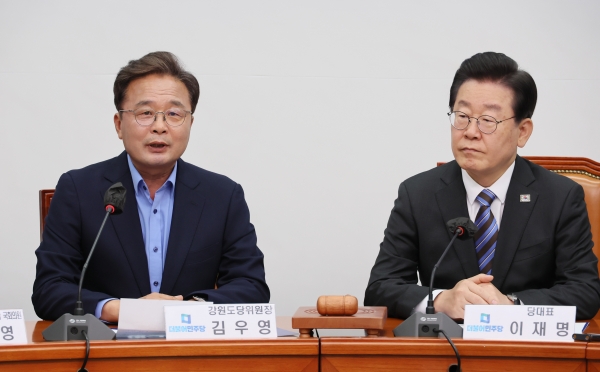 더불어민주당 김우영 강원도당위원장(사진 왼쪽)과 이재명 대표. (자료사진=연합뉴스)