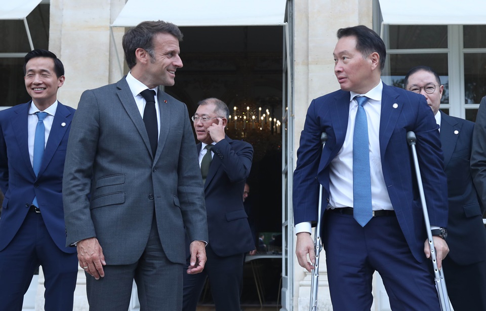 에마뉘엘 마크롱 프랑스 대통령(왼쪽)과 최태원 대한상의 회장이 환담을 하고 있다.[사진=대한상의]