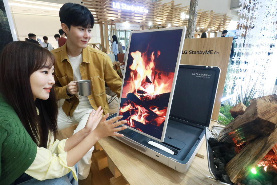 LG전자가 오는 24일까지 서울 롯데월드몰에서 팝업스토어를 운영한다. 사진은 방문객들이 통나무 산장 콘셉트의 캠핑 공간을 체험하는 모습. [사진=LG전자]