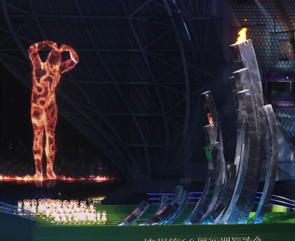 8일 오후 중국 항저우 올림픽 스포츠센터 스타디움에서 열린 2022 항저우 아시안게임 폐회식에서 디지털 거인 '농차오얼'이 작별을 고하고 있다.(사진=연합뉴스)