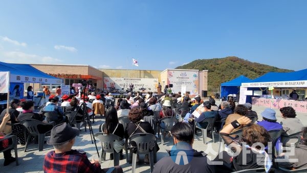 홍천농촌문화터미널(센터장 이강목)이 지난 25일 홍천농촌문화터미널 일대에서 ‘2023년 완료지구와 함께하는 마을공동체 한마당 행사’를 성공적으로 개최했다.