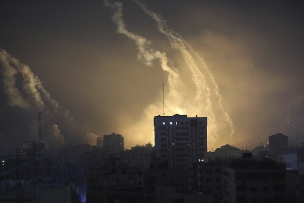 28일 팔레스타인 가자지구 북부에서 이스라엘의 폭격으로 연기가 솟아오르고 있다.(사진=연합뉴스)