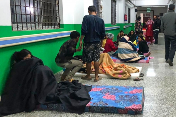 네팔 카르날리주 자자르콧 지역 병원 복도로 모인 생존자들(사진=연합뉴스)