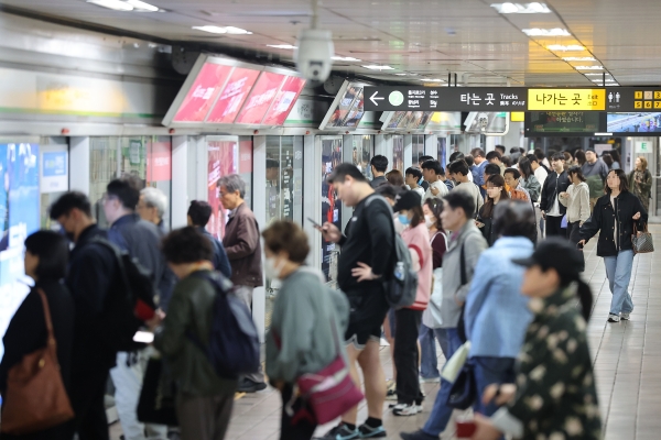 10월 16일 오후 서울 시내 한 지하철 승강장에서 시민들이 열차를 기다리고 있다.(사진=연합뉴스)