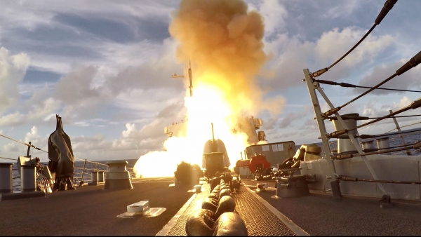 미해군의 알레이버크급 유도탄 구축함 벤포드가 2022년 6월 16일(현지시간) 필리핀해에서 진행된 훈련에서 SM-6 함대공 요격미사일을 시험발사하고 있다.(사진=연합뉴스)